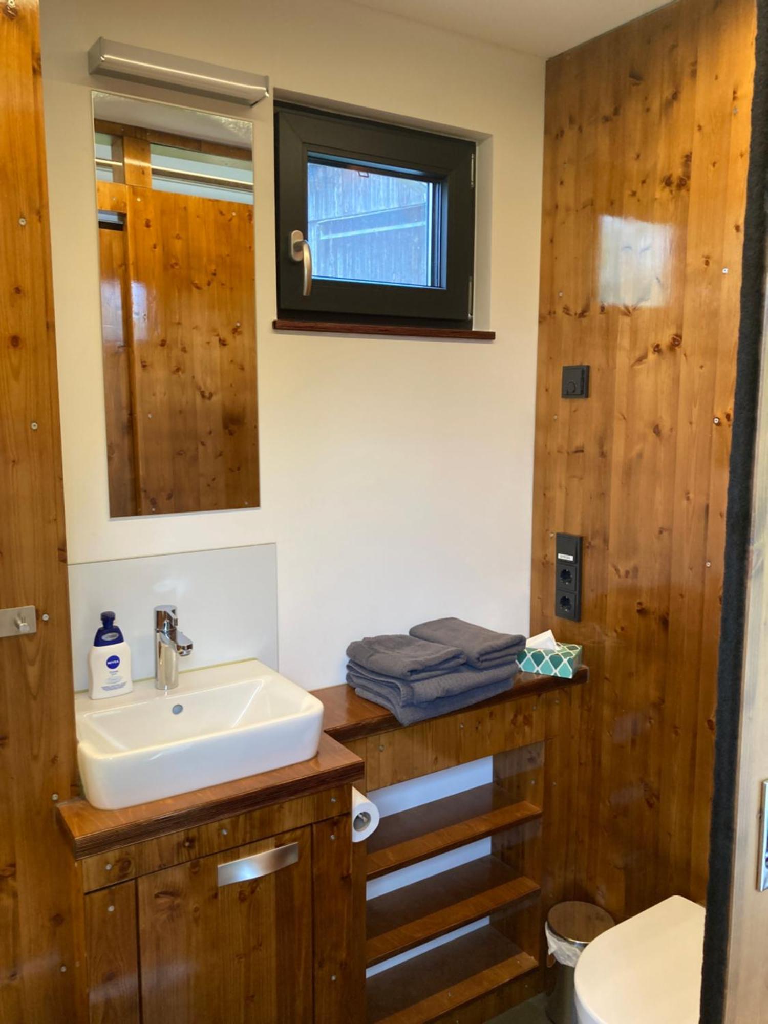 Tiny House Im Seecontainer Mit Parkplatz, Glasfaser, Netflix, Veranda Und Gehobener Ausstattung Coburg Exterior photo